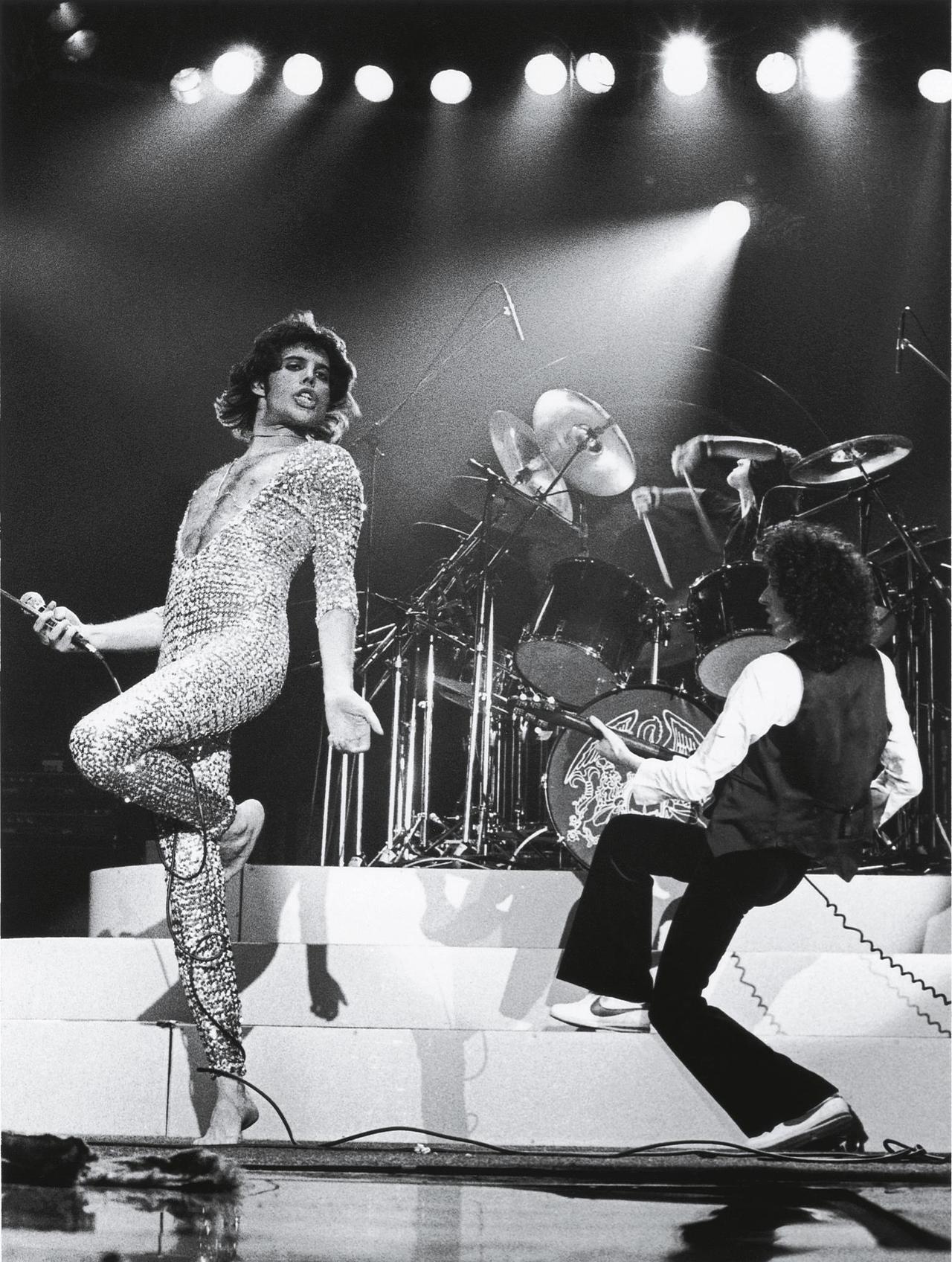 ahh thank you darling (yes he does sign her naked - #94760503 added by  buddum at Freddie Mercury